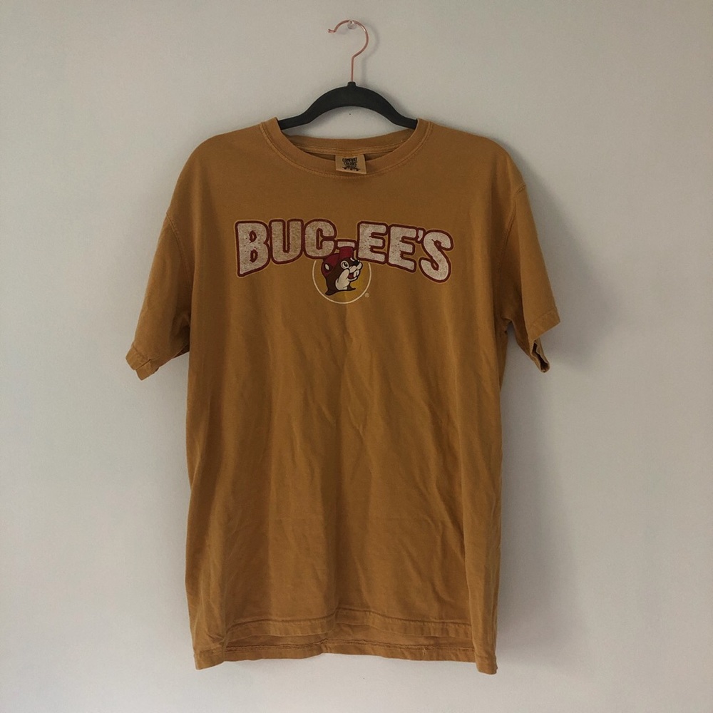 funky buc-ees tee!
